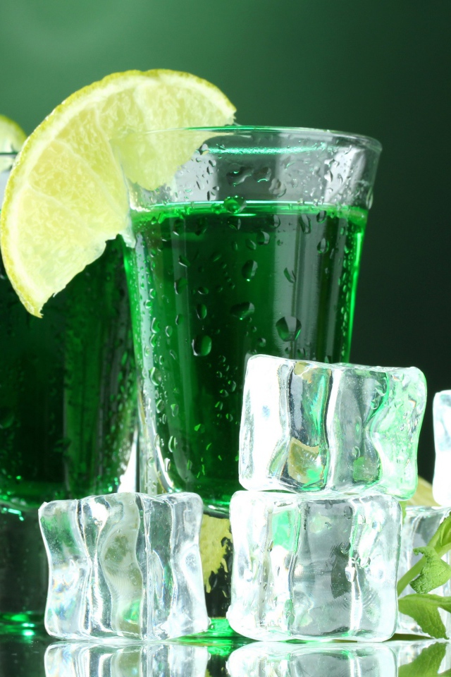 Абсент с лимоном и кубиками льда