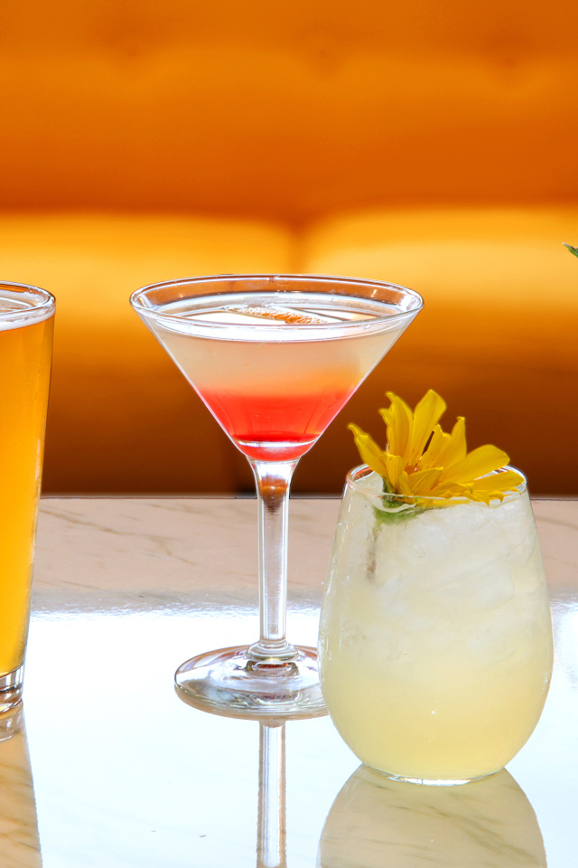 Алкогольные напитки на столе