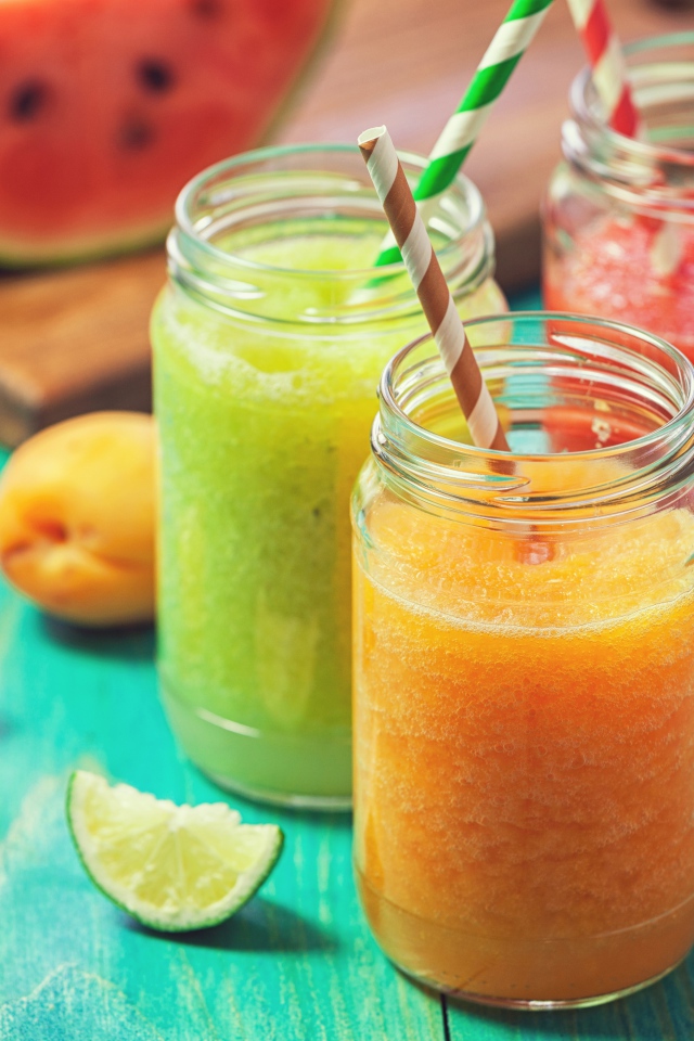 Аппетитное свежее ягодное смузи в баночках на столе