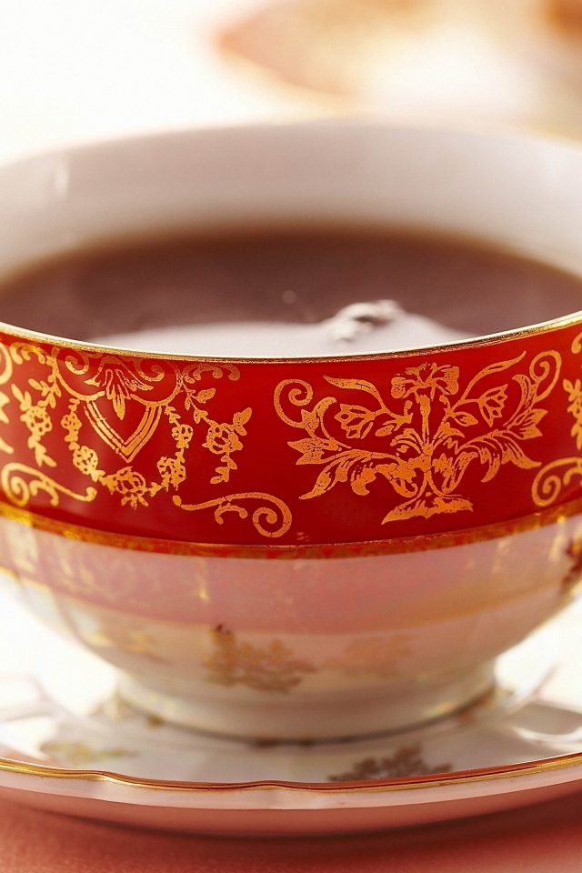 Красивая чашка чая на блюдце 