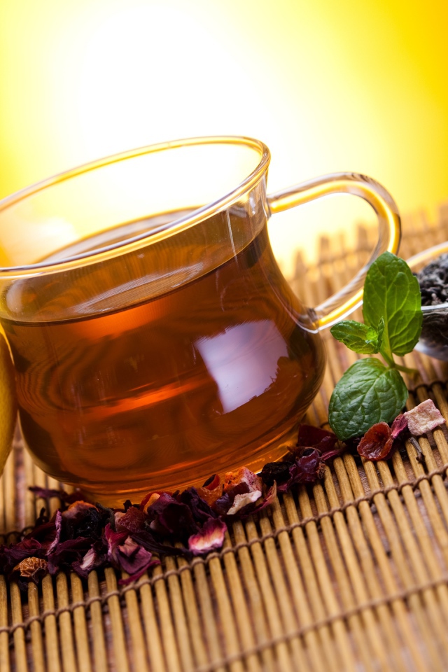 Заваренный чай в чашке на столе с заваркой и лимоном