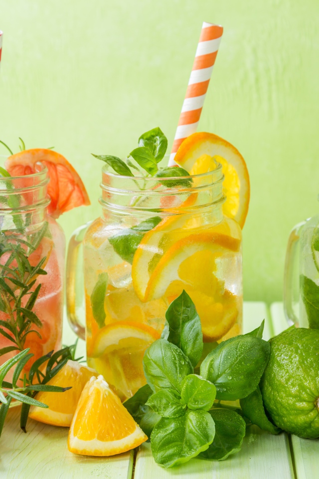 Цитрусовые коктейли в баночках с трубочками