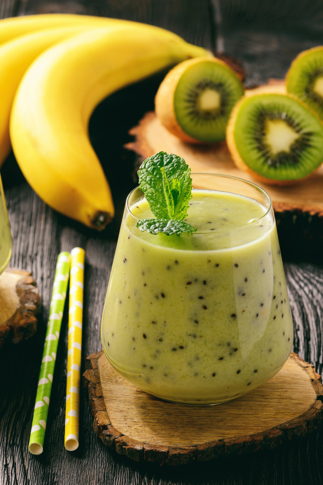 Коктейль с киви и бананами в стаканах на столе