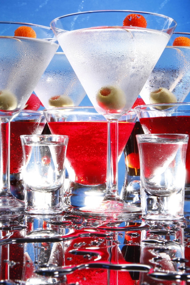 Коктейли с рюмками на мокром столе