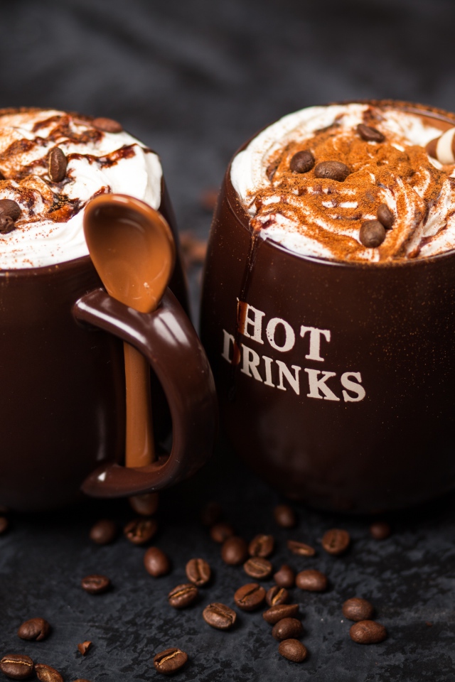 Кофе со сливками и сладкими трубочками