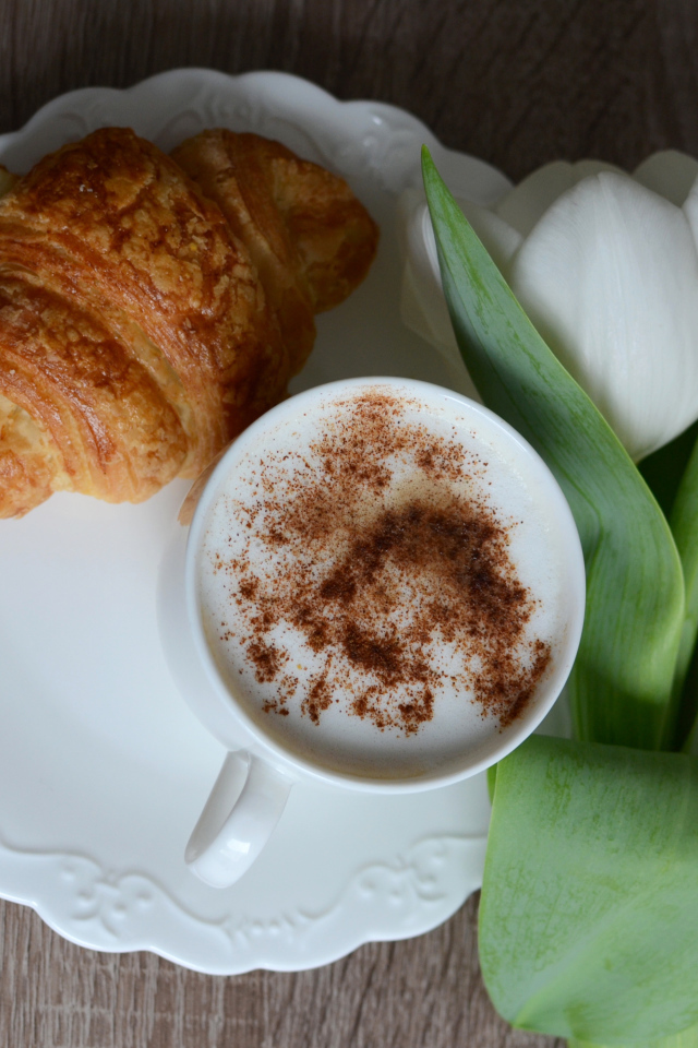 Круассан, чашка капучино и белый тюльпан для любимой