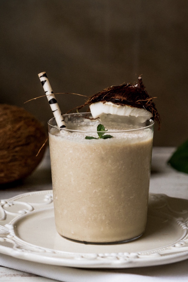 Вкусный кокосовый коктейль в стакане с трубочкой