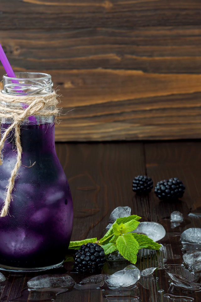 Напиток из ежевики с трубочкой и льдом