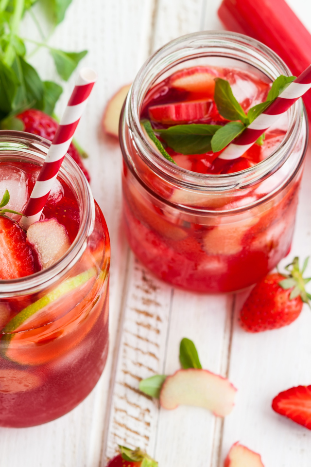 Напиток из ревеня, клубники и лайма