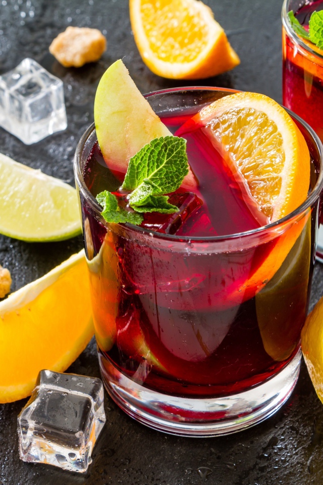 Напиток в стаканах с лимоном, мятой и кусочками льда