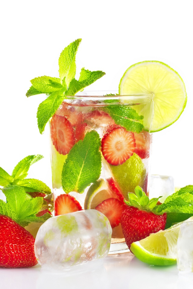 Напиток с клубникой, лаймом, мятой и кусочками льда на белом фоне