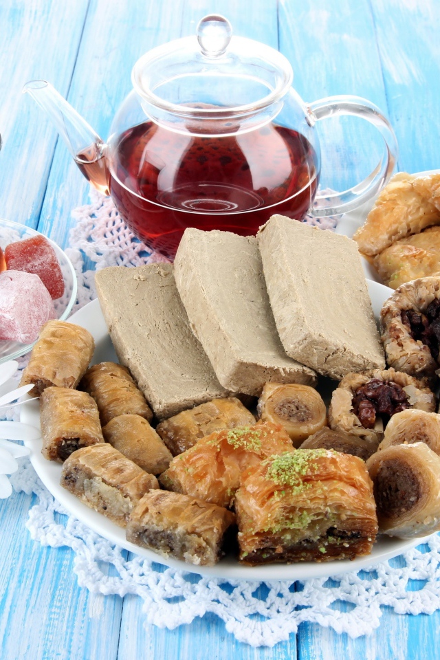 Ароматный чай на столе с восточными сладостями