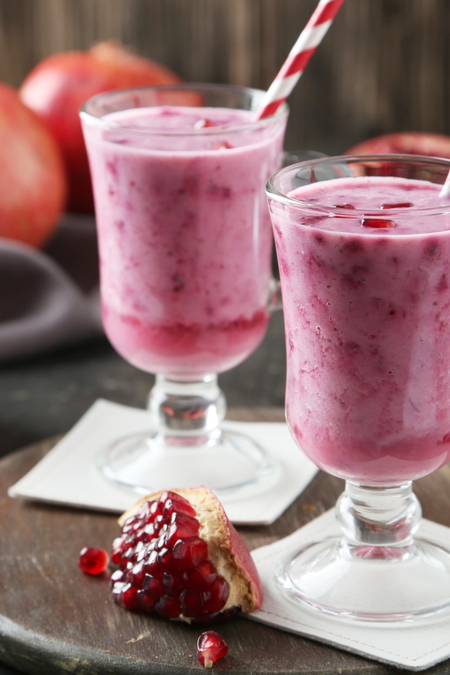 Гранатовый смузи в стаканах на столе