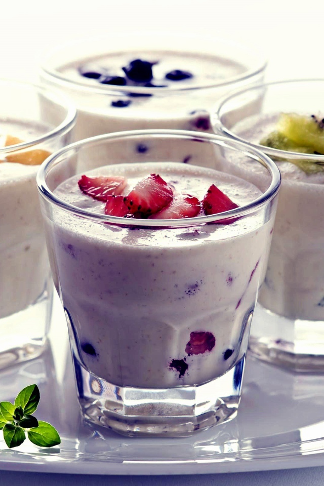 Стаканы с ягодным смузи на столе