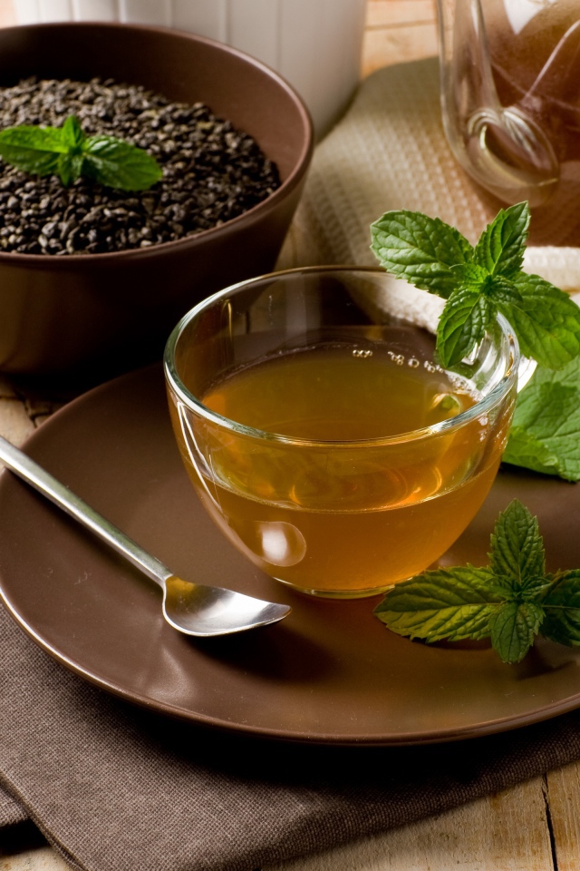 Зеленый чай с мятой на столе 