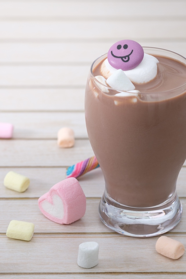 Горячий шоколад с маршмеллоу на столе