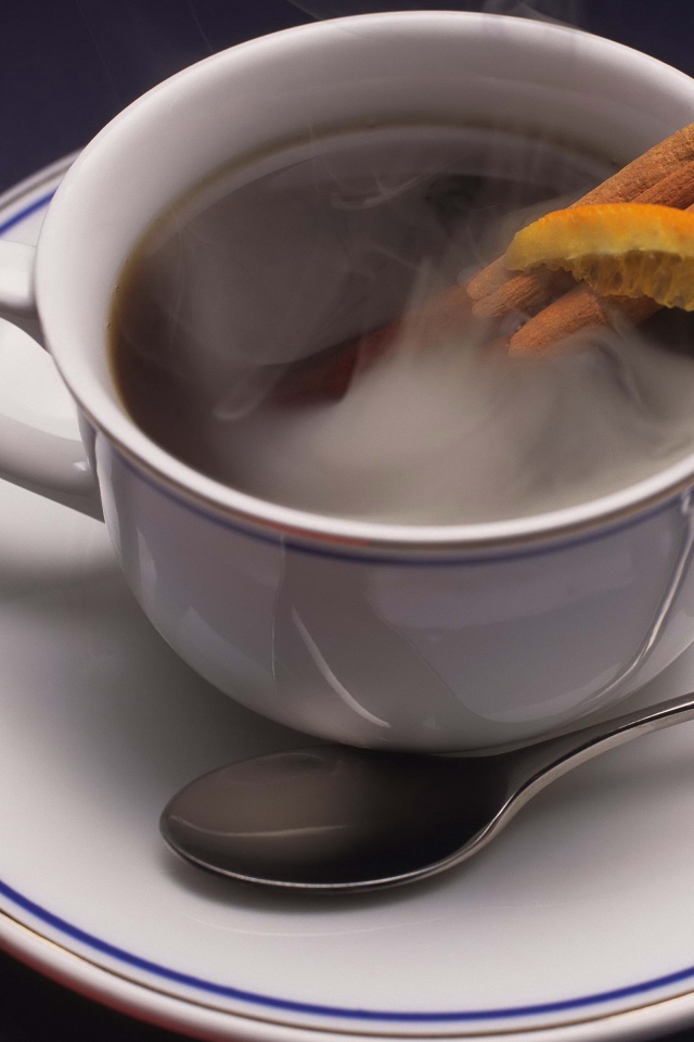 Горячий кофе в чашке с корицей 