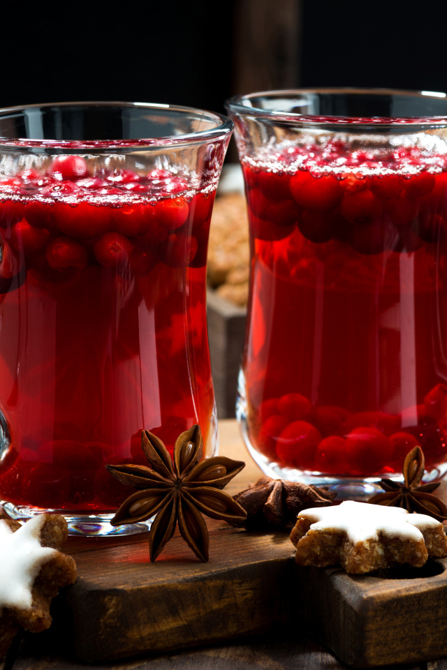 Горячий клюквенный напиток на столе с печеньем