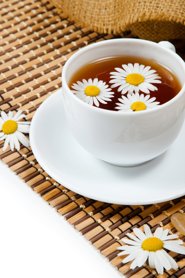 Большая белая чашка с цветами ромашки 