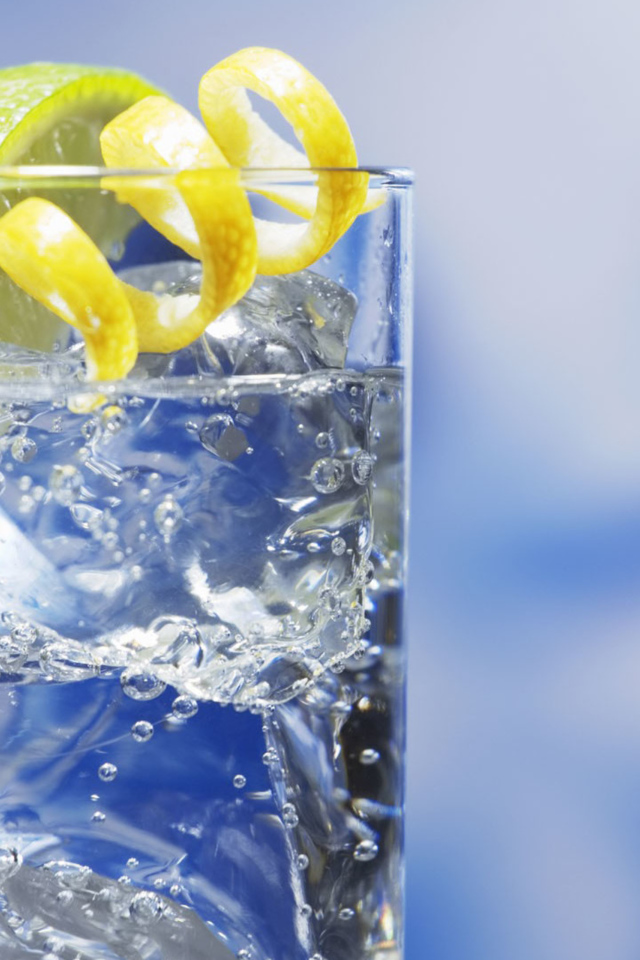 Лимонад в стакане со льдом и лаймом 