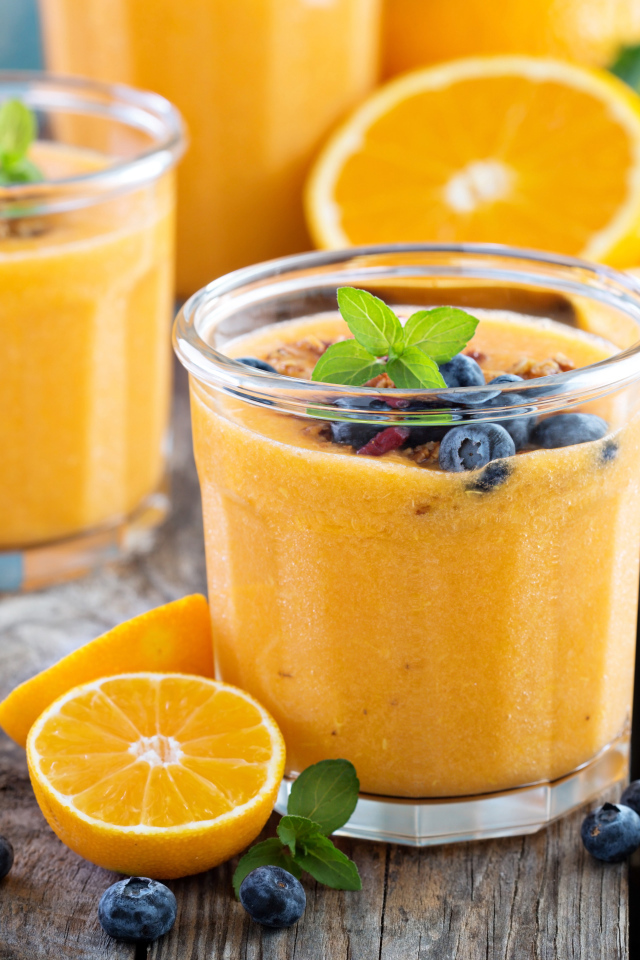 Апельсиновый сок в стакане с ягодами черники