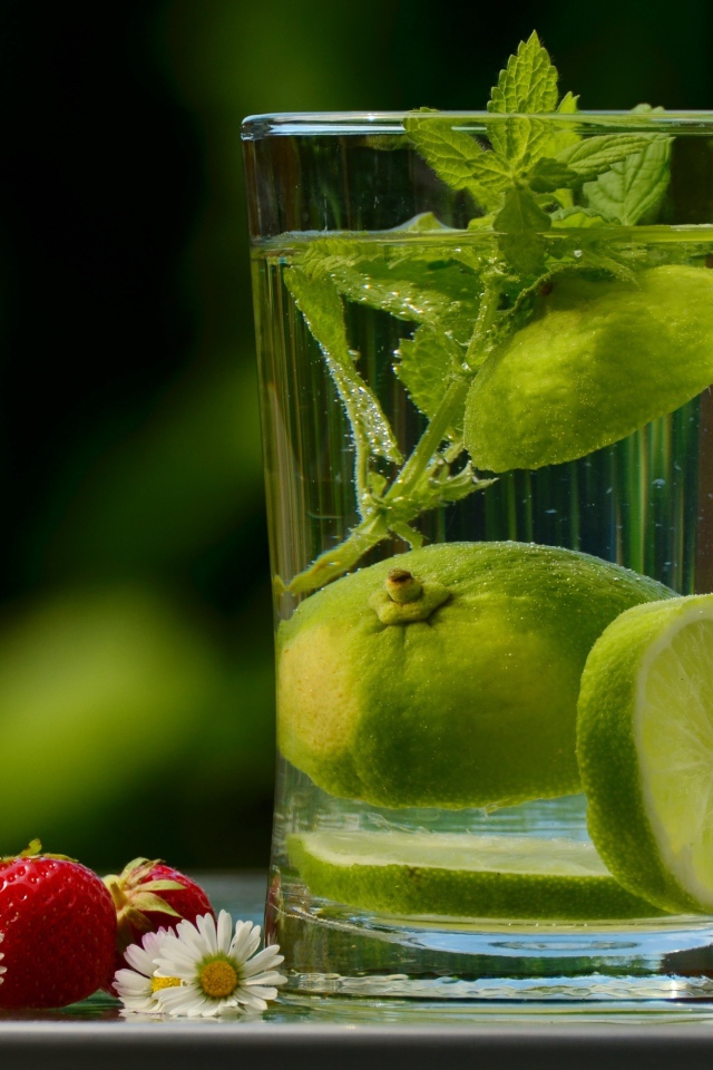 Освежающий напиток с лаймом и мятой в стеклянной чашке