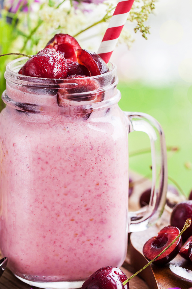 Смузи в бутылке с трубочкой и ягодами черешни 