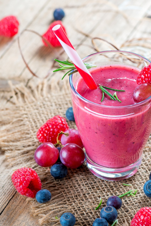 Смузи с черникой, малиной и виноградом 