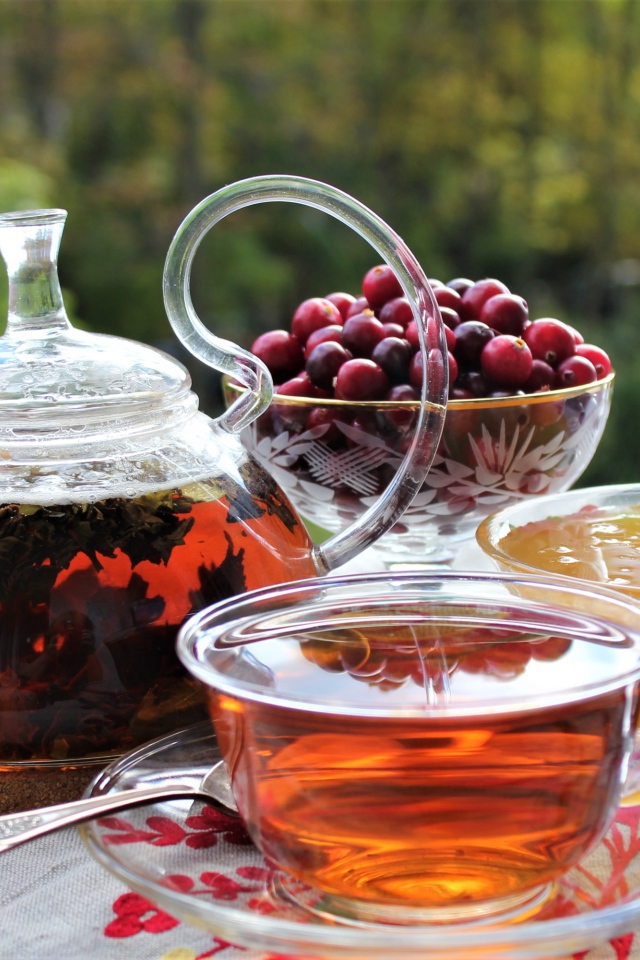 Чай на столе с медом и ягодами 