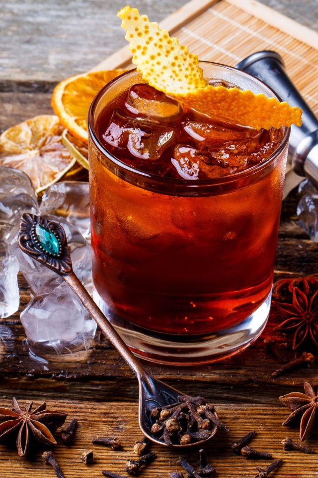 Чай со льдом и кусочками сушеного апельсина и бадьяном