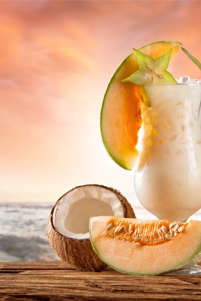 Тропический коктейль с дыней и ананасом