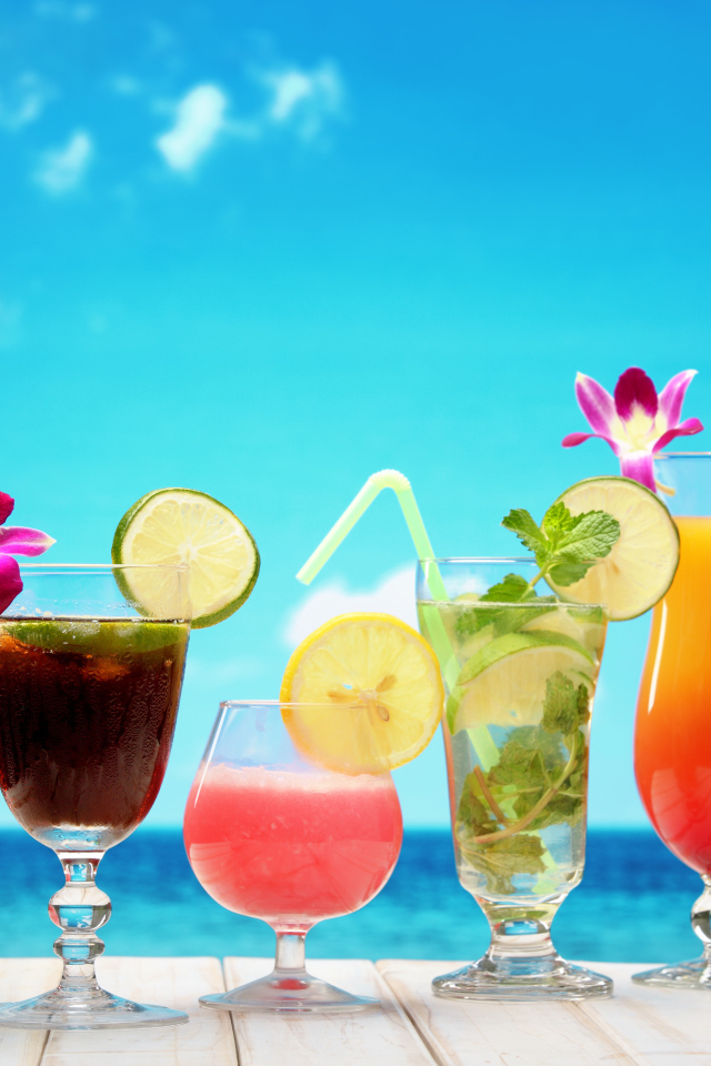 Тропические коктейли на фоне голубого неба