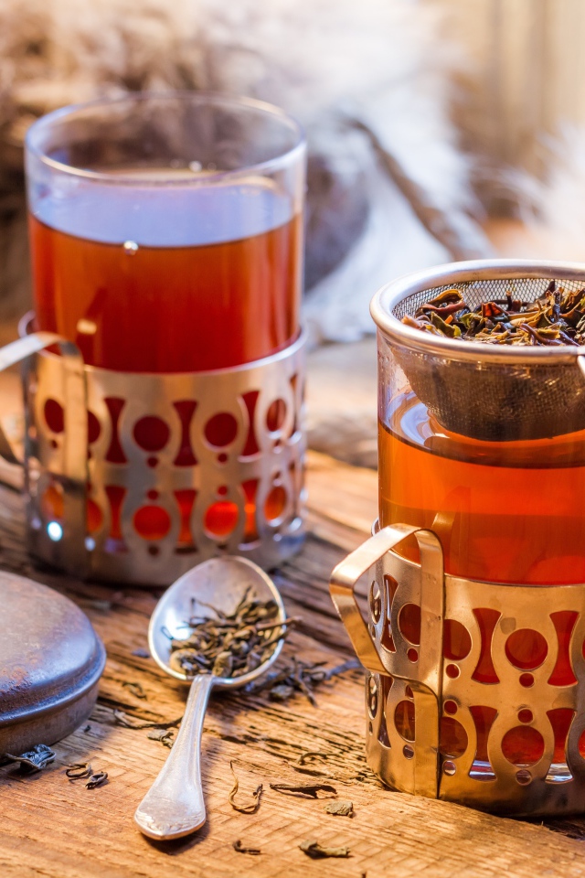 Две чашки заварного черного чая на столе