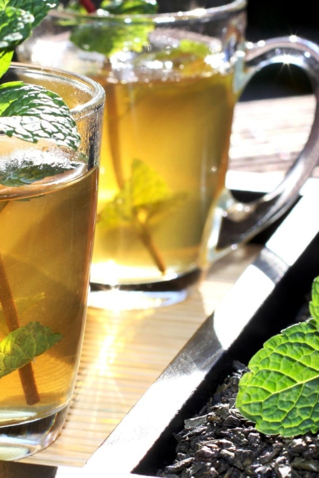 Две чашки освежающего чая с мятой