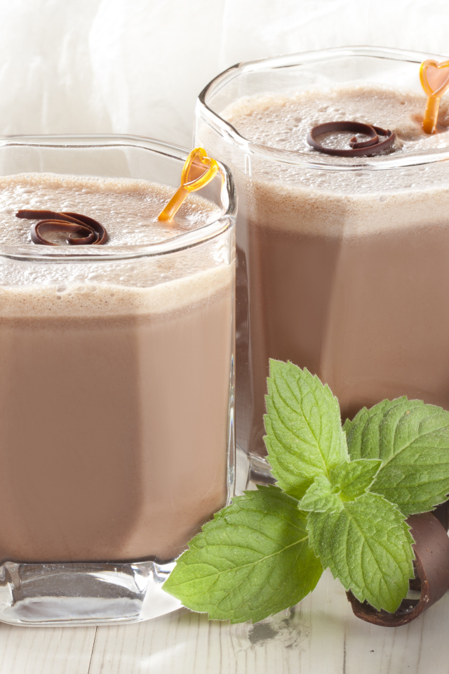 Два стакана с какао и шоколадом