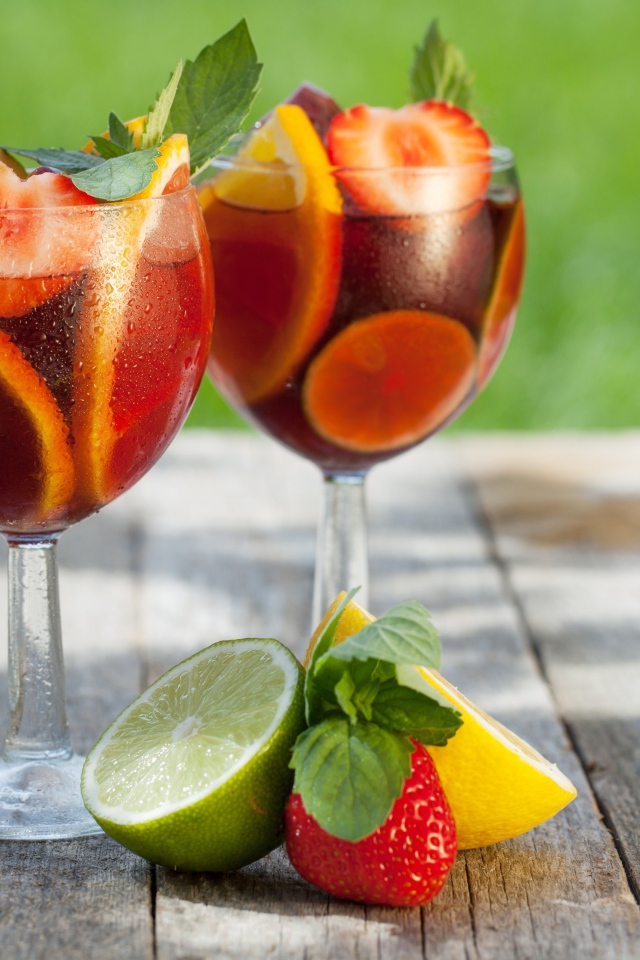 Два бокала фруктового коктейля на столе