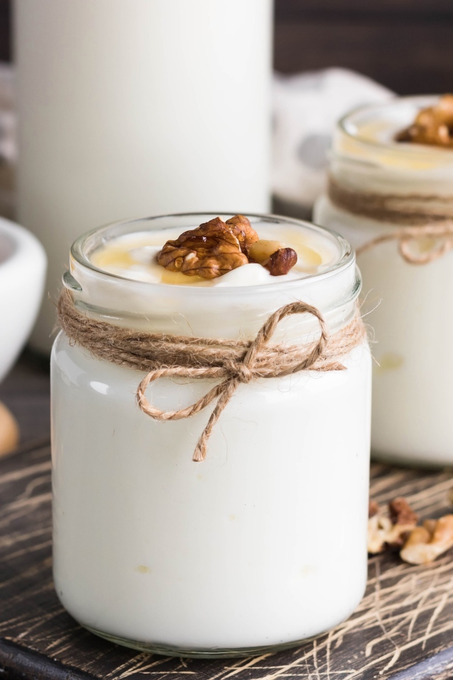 Йогурт с баночках с грецкими орехами