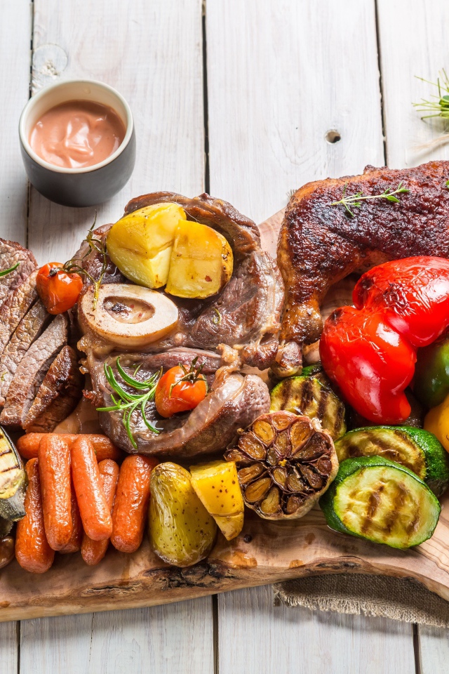 Аппетитное сочное запеченное мясо с овощами