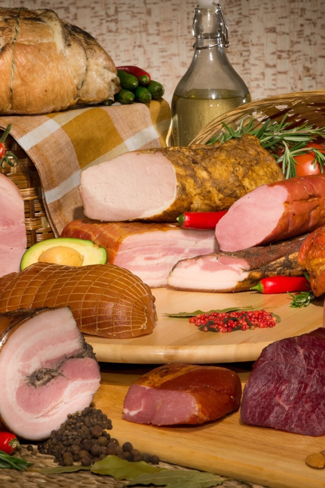 Аппетитные мясные продукты на столе 