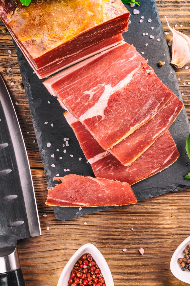 Аппетитный кусок мяса на столе со специями