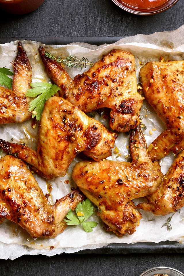 Запеченные куриные крылышки на противне со специями и зеленью