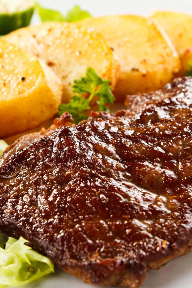 Отбивная с картофелем и салатом