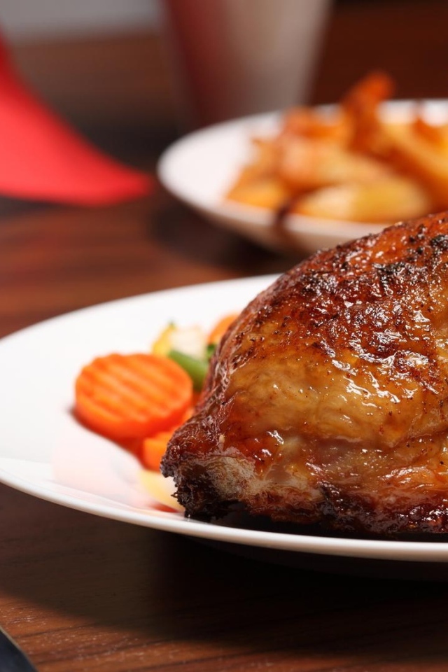 Жареные куриные окорочка на белой тарелке 