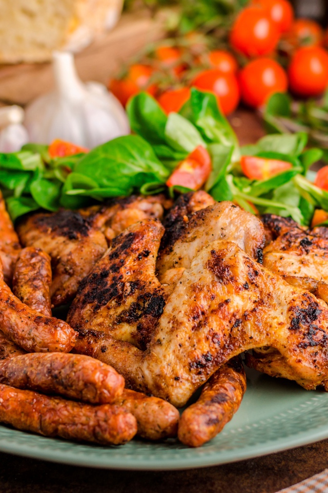 Жареные куриные крылышки с сосисками