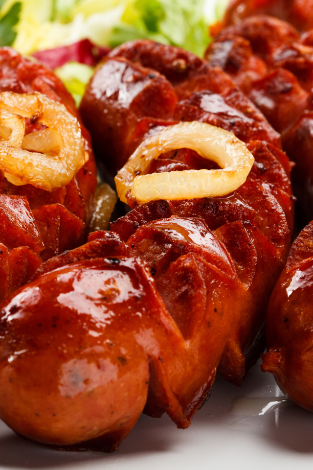 Жареные сосиски с кольцами лука