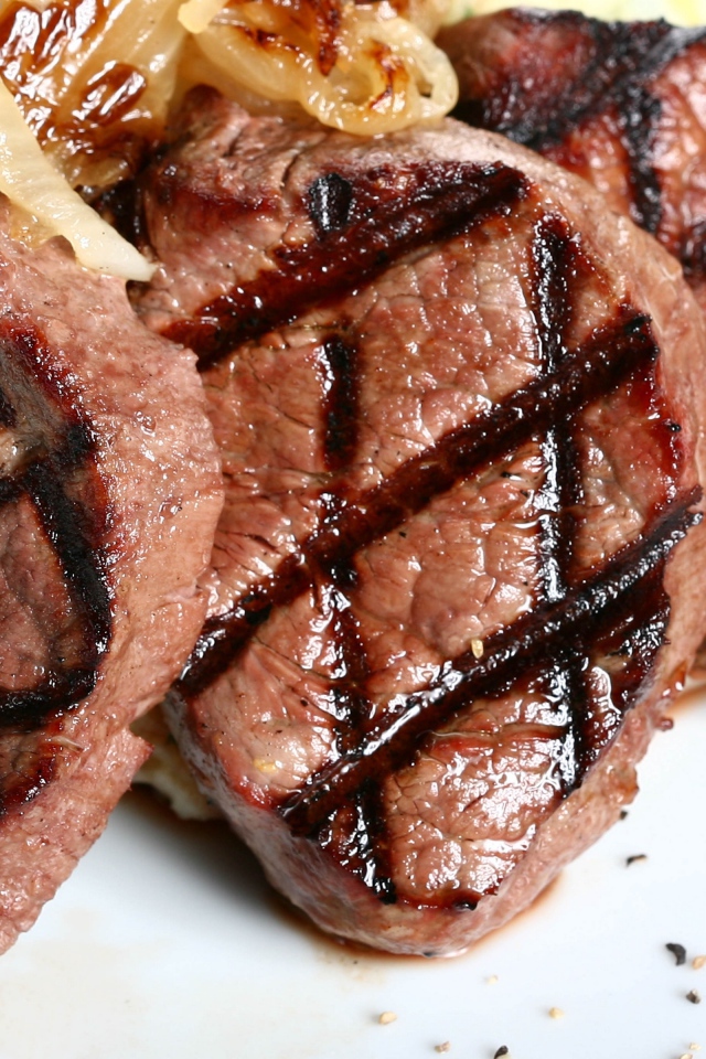 Жареное мясо барбекю с овощами