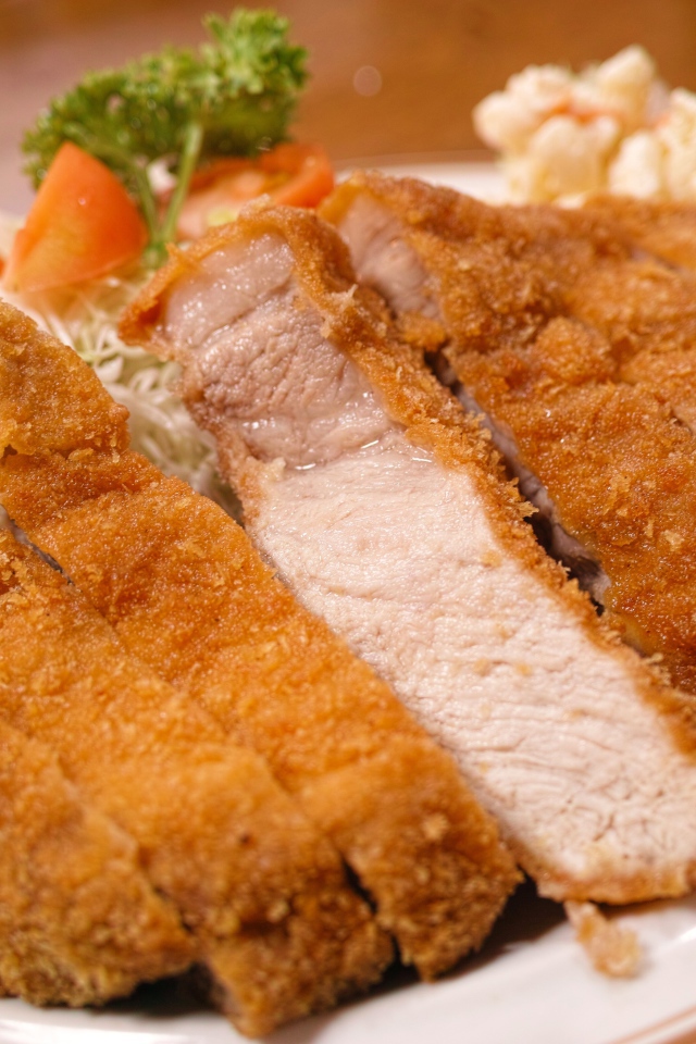 Сочная отбивная на тарелке с овощами