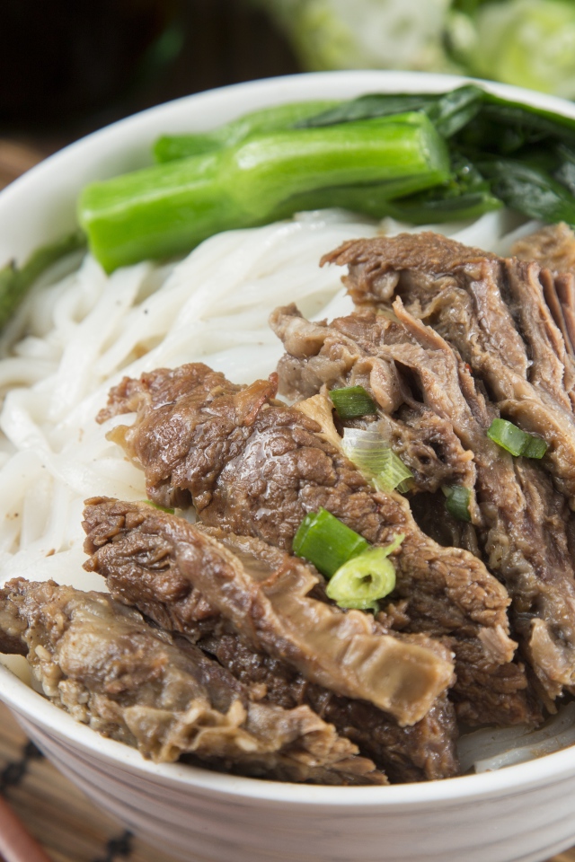 Мясо с китайской рисовой лапшой и зеленью 