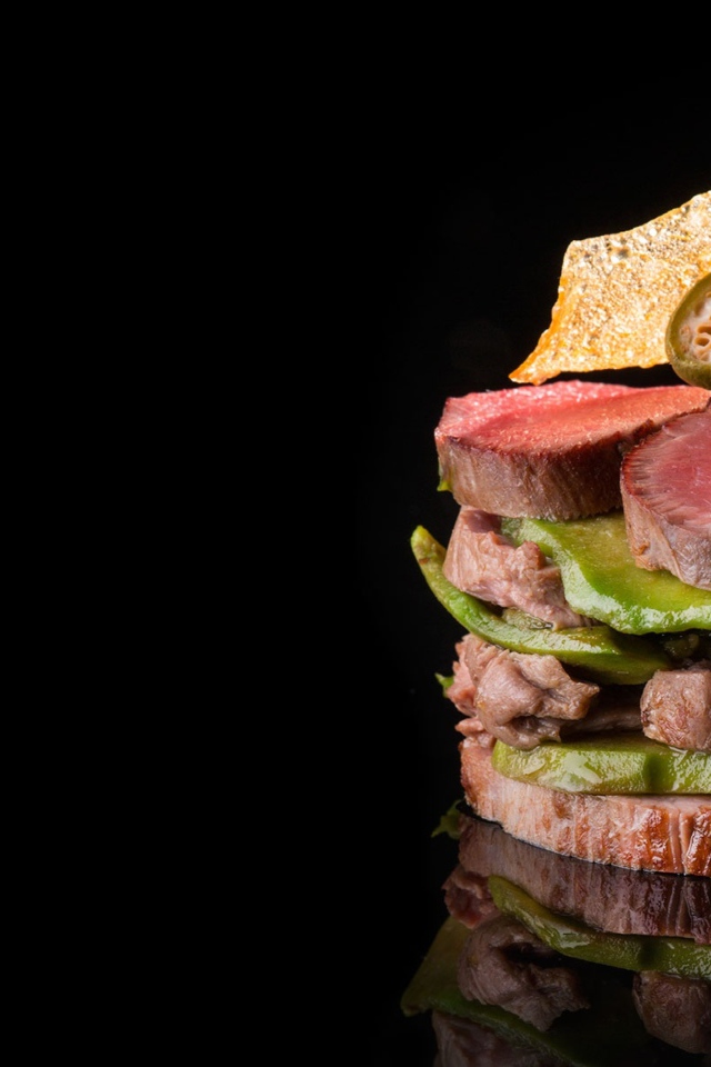 Мясо с авокадо на черном фоне