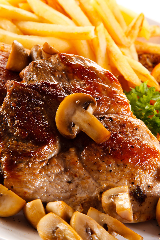 Мясо с картофелем, грибами и лимоном